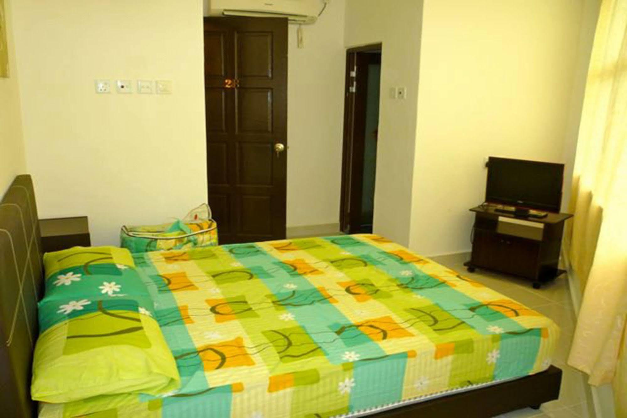 One Motel And Cafe Kuah Exterior foto