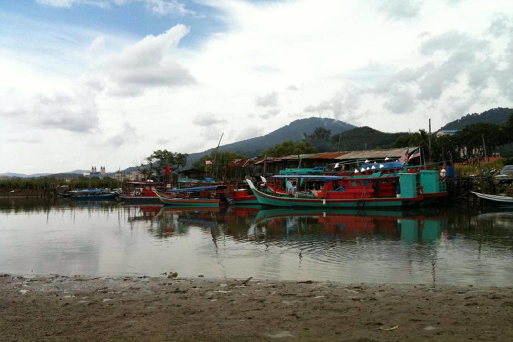 One Motel And Cafe Kuah Exterior foto